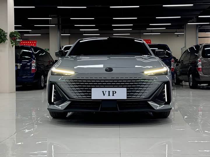 Changan UNI-V 2023 1.5 T Premium — фото 2