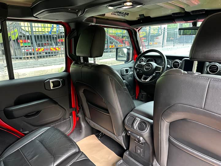 Jeep Wrangler — фото 15