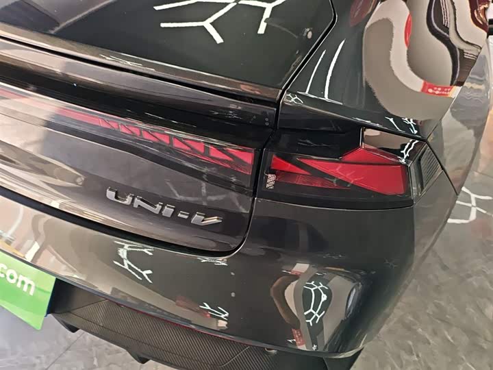 Changan UNI-V 2023 1.5 T Premium — фото 8