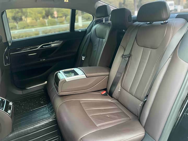BMW 7 Series 730Li продвинутая — фото 11