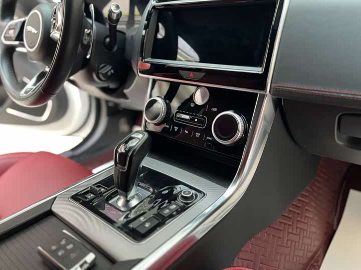 Jaguar XEL 2022 2.0 T 250 PS R-DYNAMIC S — фото 21