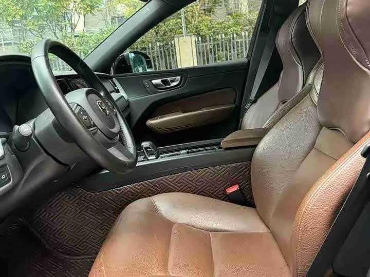Volvo XC60 2022 B 5 4 WD — фото 8