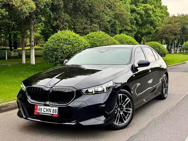 BMW 5-Series 2025 530 Li Leading M — фото 1