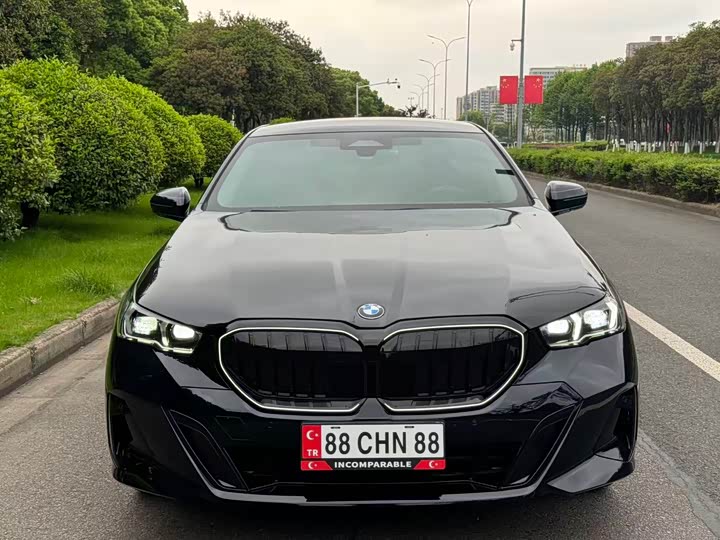 BMW 5-Series 2025 530 Li Leading M — фото 2