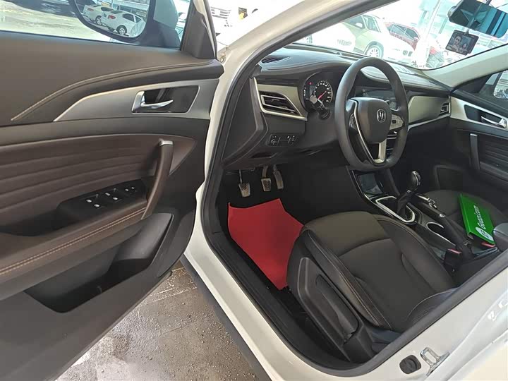 Changan CS35 PLUS 2019 1.6 L MT — фото 16