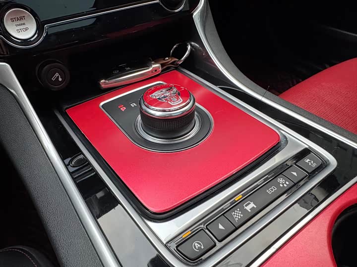 Jaguar XE 2015 2.0 T 200 PS R-Sport — фото 26