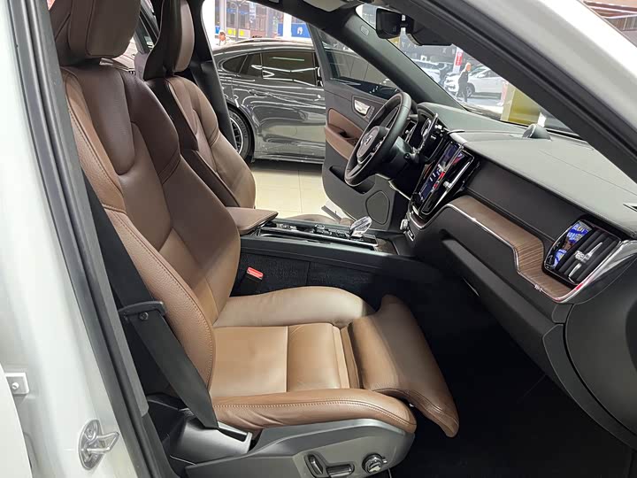 Volvo XC60 2023 B 5 4 WD — фото 16