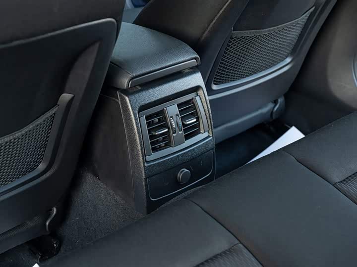 BMW 1-Series 2015 120i Leading — фото 49