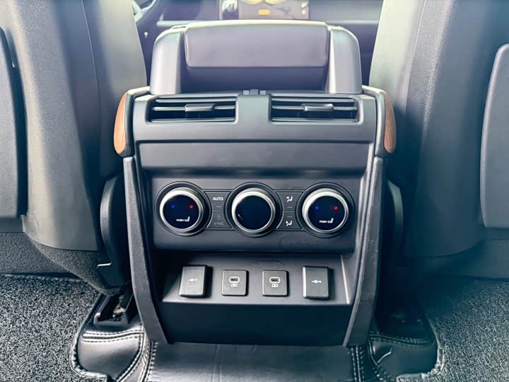 Land Rover Defender — фото 16