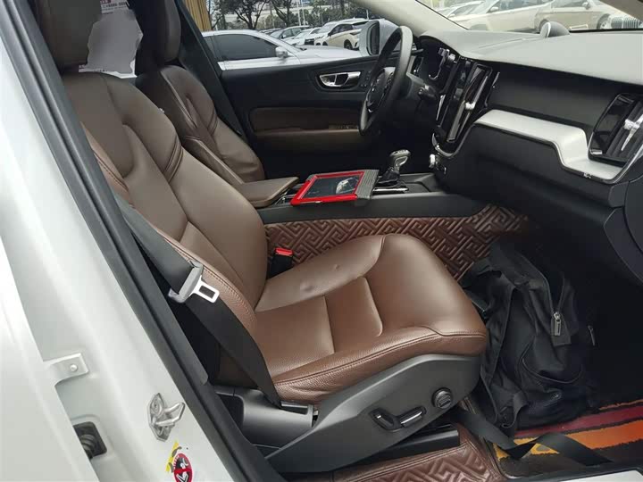 Volvo XC60 2019 T 5 4 WD VI — фото 4