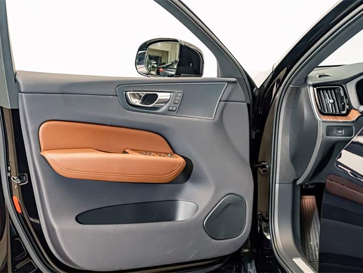 Volvo XC60 2025 B 5 4 WD — фото 16
