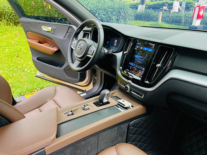 Volvo XC60 2025 B 5 4 WD — фото 14