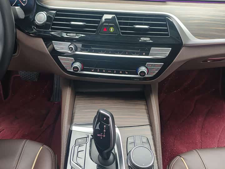 BMW 5 Series 530Le люкс-пакет — фото 15