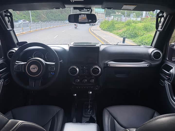 Jeep Wrangler — фото 9