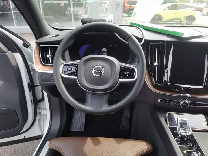 Volvo XC60 2025 B 5 4 WD — фото 11