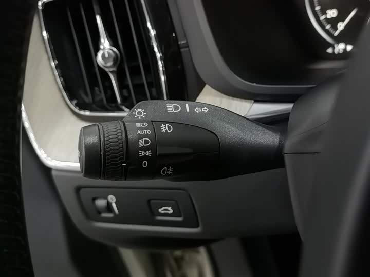 Volvo XC60 2018 T 5 4 WD — фото 21