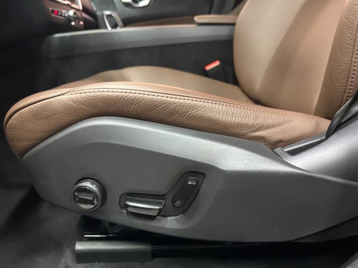 Volvo XC60 2025 B 5 4 WD — фото 12