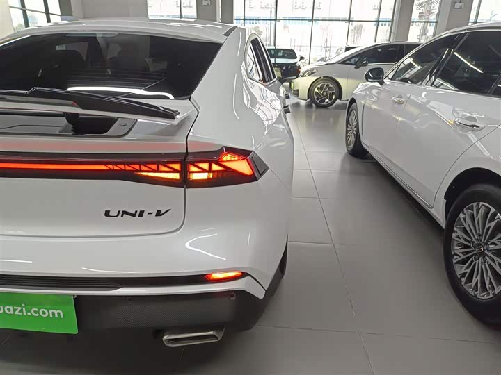 Changan UNI-V 2024 1.5 T Premium — фото 8