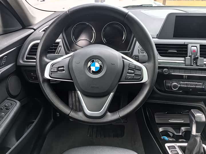 BMW 1-Series 2018 118i Sport — фото 9