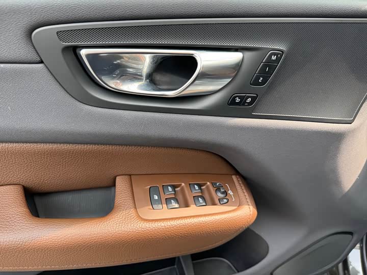 Volvo XC60 2022 B 5 4 WD — фото 8