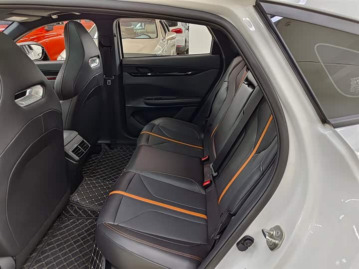 Changan UNI-V 2024 1.5 T Premium — фото 8