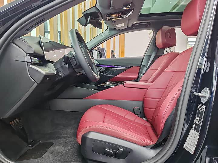 BMW 5-Series 2025 530 Li Leading M — фото 10