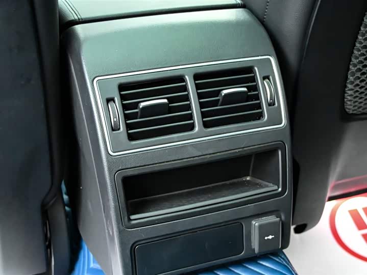Jaguar XFL 2023 XFL 2.0 T P 200 2 WD — фото 31