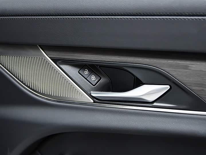 Jaguar XFL 2023 XFL 2.0 T P 200 2 WD — фото 24