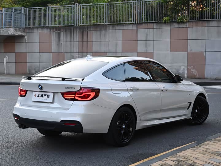 BMW 3-Series 2020 320i M — фото 5