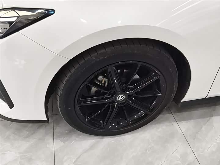 Changan UNI-V 2022 1.5 T Premium — фото 25