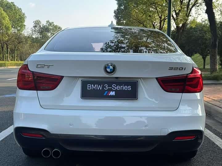 BMW 3-Series 2019 320i MSport — фото 9