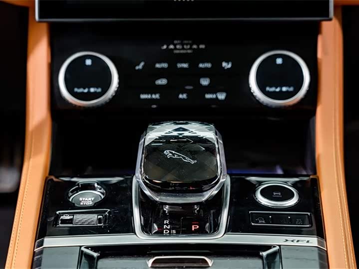 Jaguar XFL 2024 2.0 T P 300 4 WD — фото 17