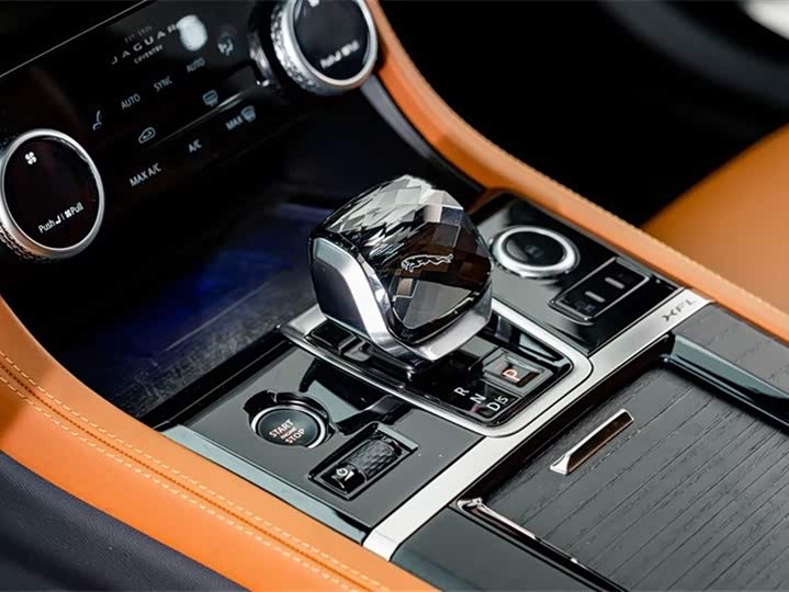 Jaguar XFL 2024 2.0 T P 300 4 WD — фото 14