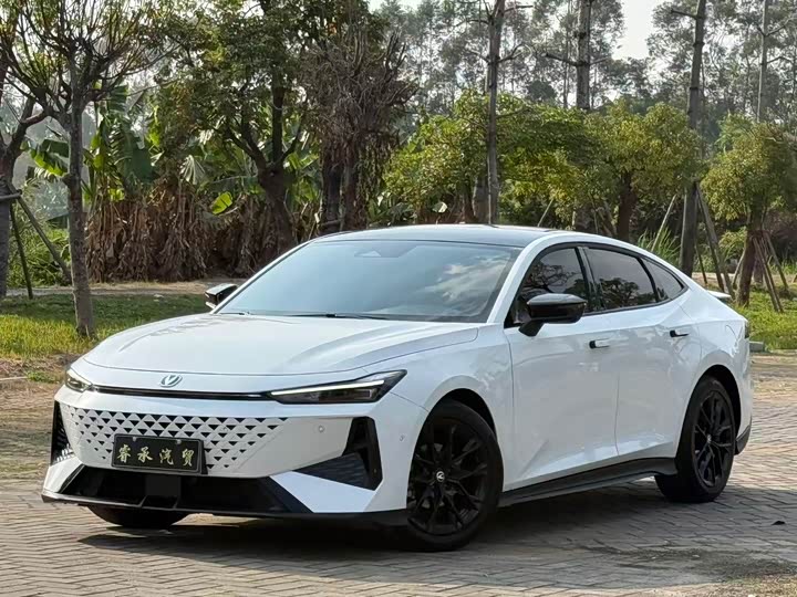 Changan UNI-V 2024 1.5 T — фото 1