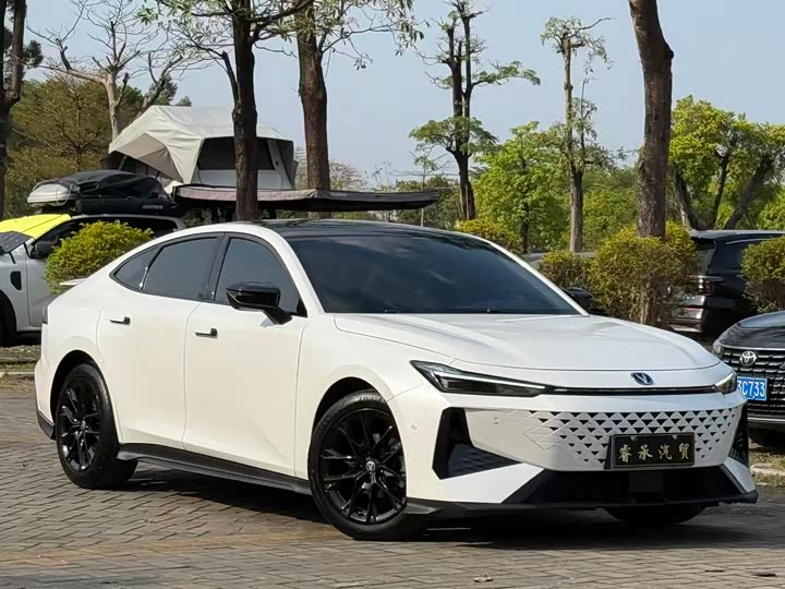 Changan UNI-V 2024 1.5 T — фото 2