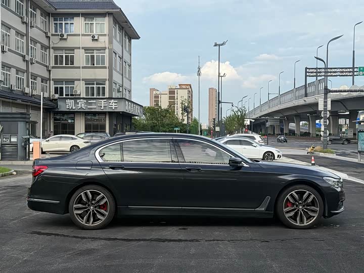 BMW 7 Series 750Li xDrive — фото 8