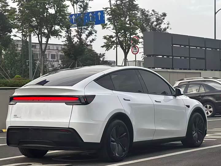 Tesla Model Y 2026 — фото 9