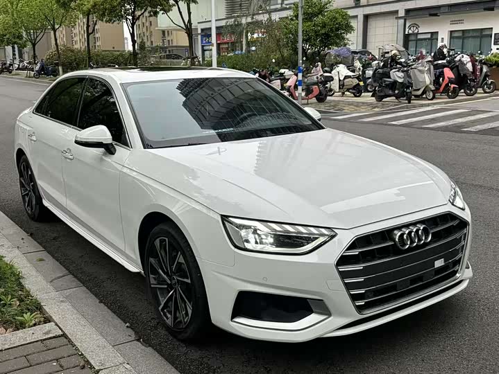 Audi A4L 2022 40 TFSI — фото 1