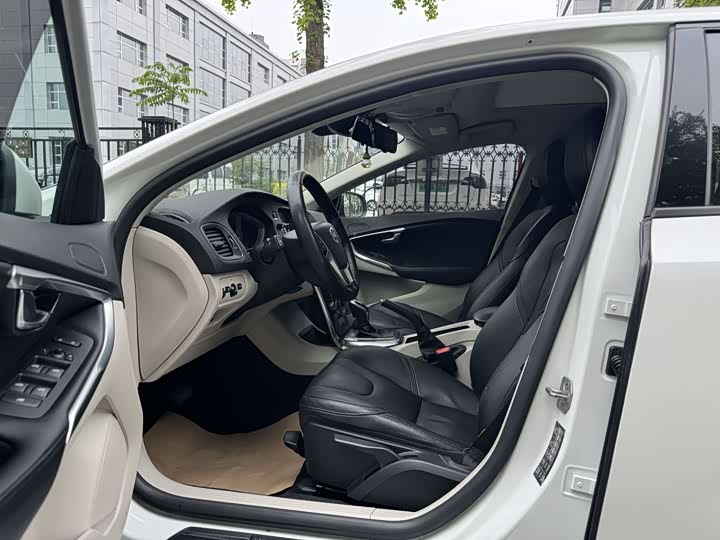 Volvo V40 2015 1.6 T — фото 15
