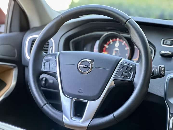 Volvo V40 2018 T 3 — фото 13