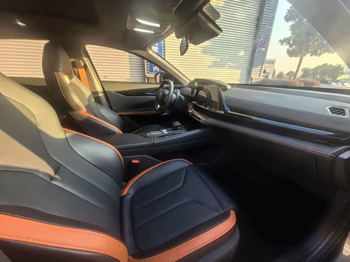 Changan UNI-V 2023 1.5 T Premium — фото 8