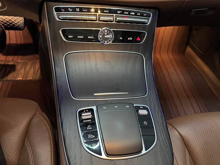 Mercedes-Benz E-Class 2019 E 300 L — фото 10
