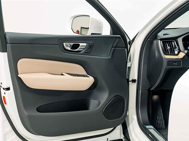 Volvo XC60 2026 B 5 4 WD — фото 15