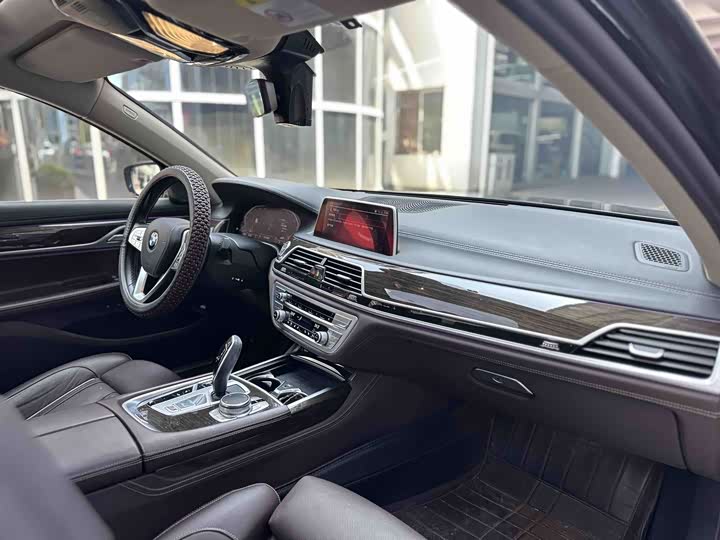 BMW 7 Series рестайлинг 730Li люкс-пакет — фото 12