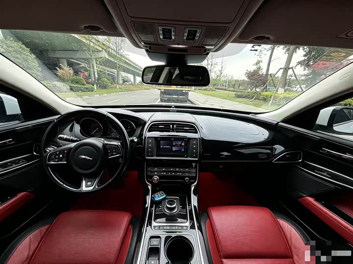 Jaguar XE 2015 2.0 T 200 PS R-Sport — фото 5