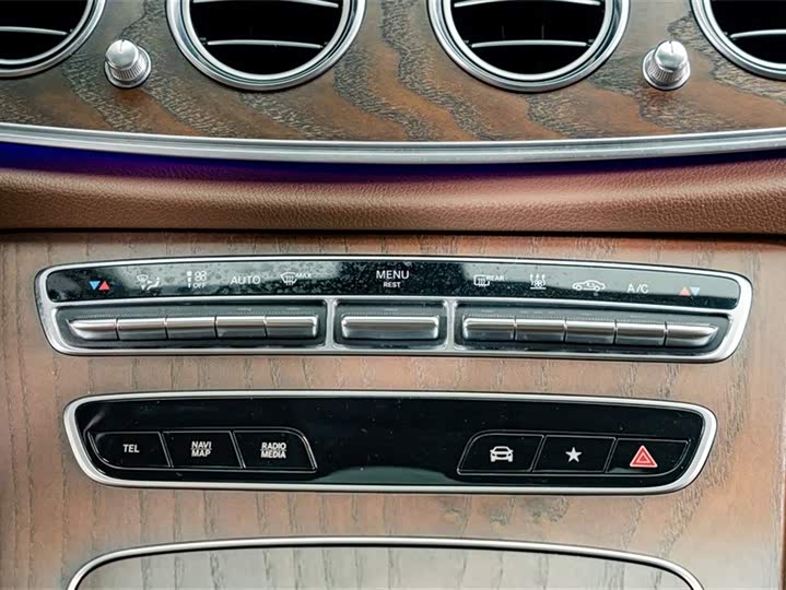 Mercedes-Benz E-Class 2022 E 350 e L — фото 13