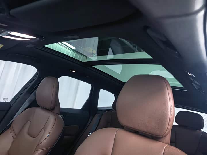 Volvo XC60 Hybrid 2025 Hybrid 4 WD — фото 16