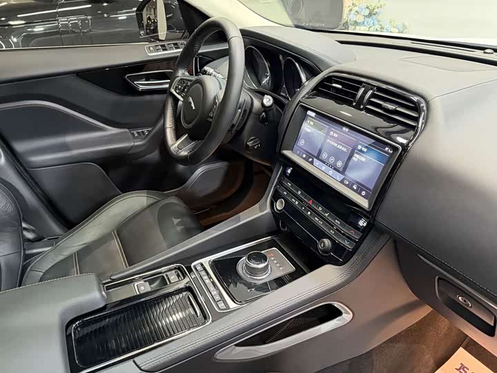 Jaguar F-PACE 2019 2.0 T 2 WD — фото 18