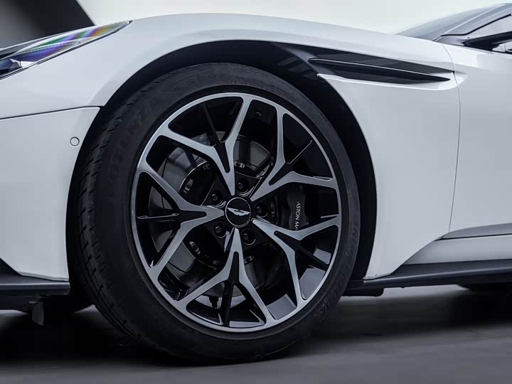 Aston Martin DB11 2019 4.0 T V 8 Coupe — фото 8