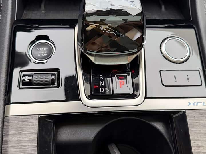 Jaguar XFL 2023 XFL 2.0 T P 200 2 WD — фото 23